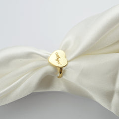 Edler 18K Gold Engel Ring mit herzförmigem Design für himmlischen Schmuckgenuss
