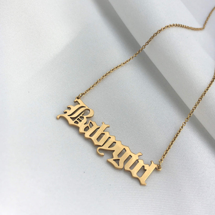 Edle 18K Gold Babygirl-Halskette für einen charmanten und bezaubernden Schmuckstil