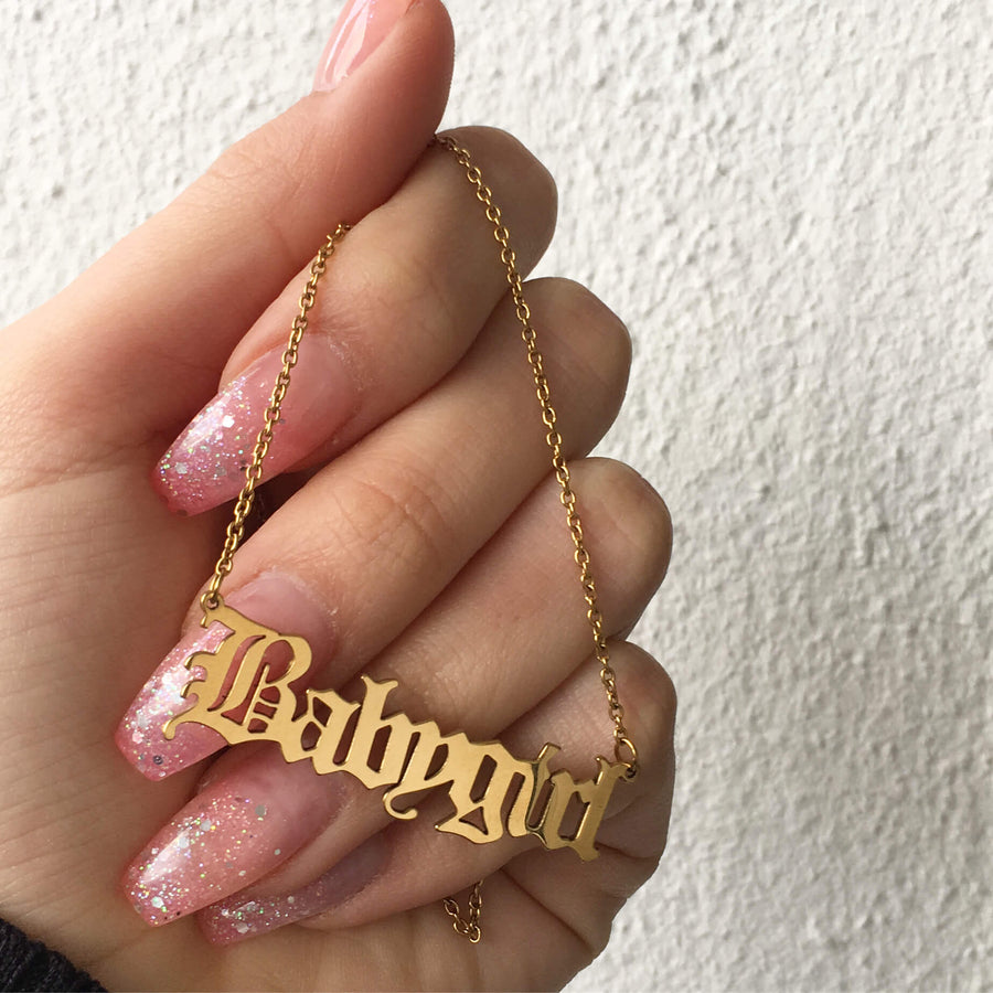 Edle 18K Gold Babygirl-Halskette für einen charmanten und bezaubernden Schmuckstil