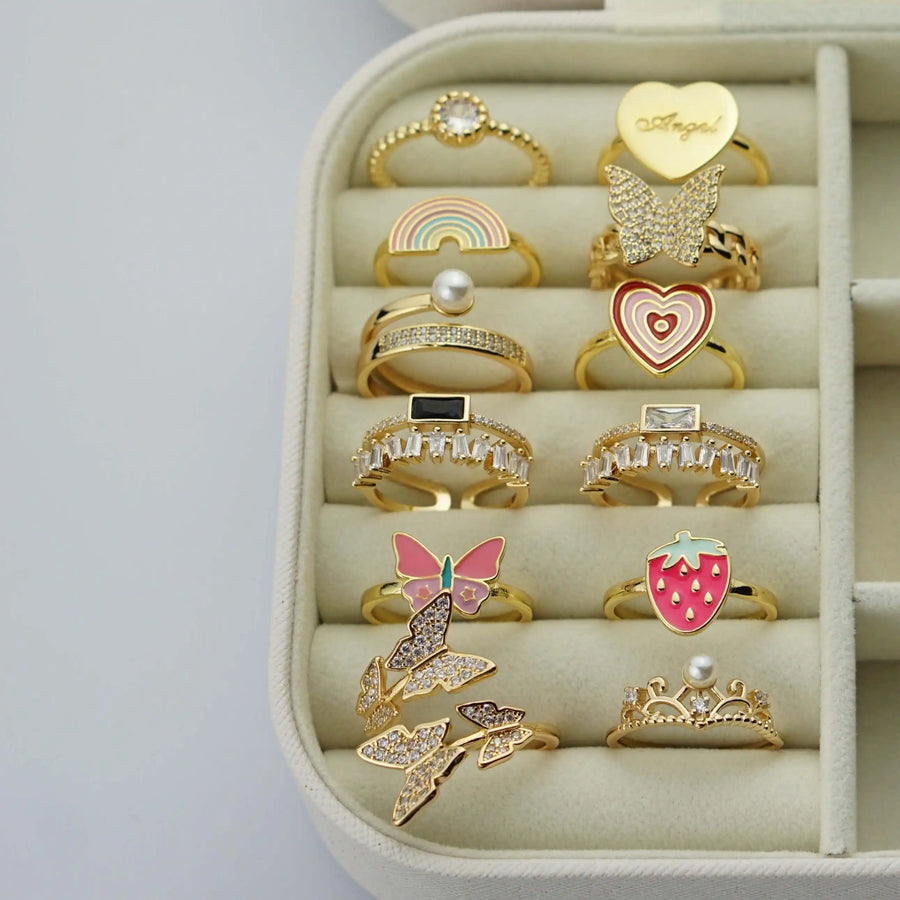 Kollektion 18K Gold Ringe mit Schmetterling, Herz, Erdbeere, Krone, Zirkonia und Regenbogen - Stilvoller Schmuck für vielseitige Looks.