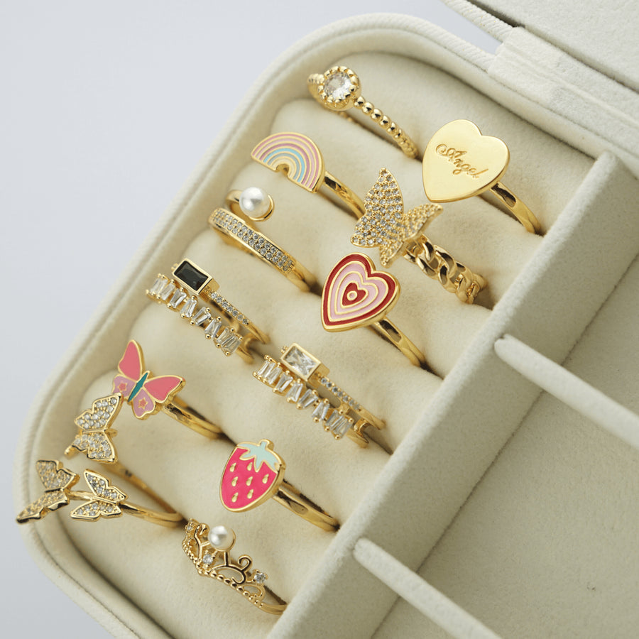 Exklusive 18K Gold Ring Kollektion mit Schmetterling, Herz, Erdbeere, Krone, Zirkonia und Regenbogen-Elementen für glamouröse Vielfalt und funkelnden Schmuckstil