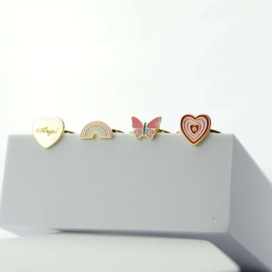 Verstellbarer Harmony Rainbow Ring mit Schmetterling, Herz und Engel Anhängern - Ein funkelnder Regenbogenring für einen verspielten Look.