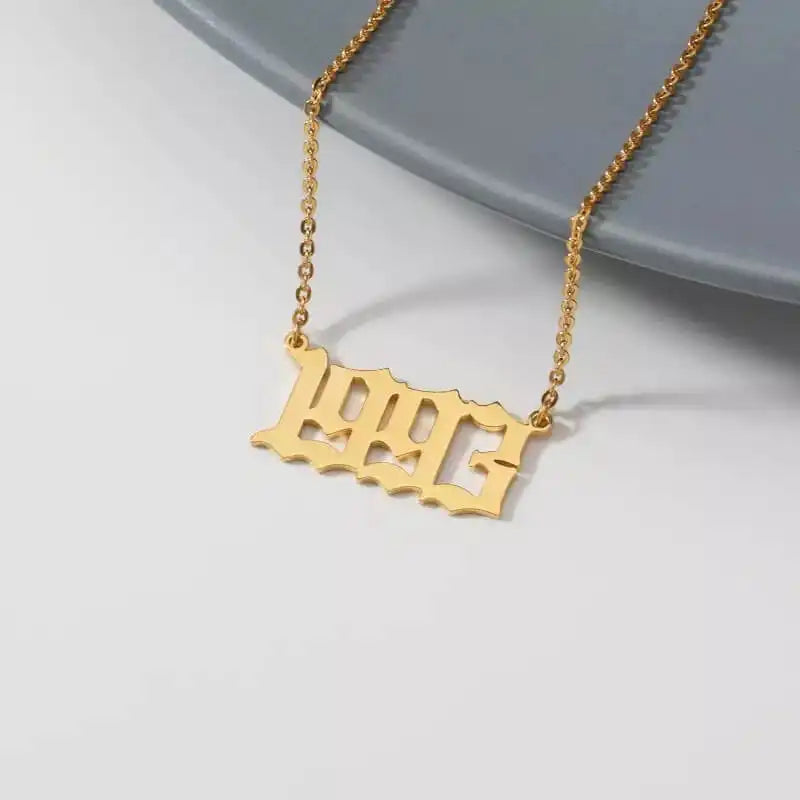 Made in Halskette mit Geburtsjahr 1993 in 18K Gold und altem Englisch - Ein einzigartiges Schmuckstück für einen individuellen Look.
