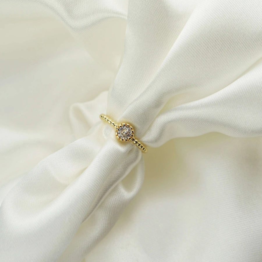 Promis-Ring aus 18K Gold mit funkelndem Zirkonia - Ein luxuriöses Schmuckstück für den glamourösen Auftritt.
