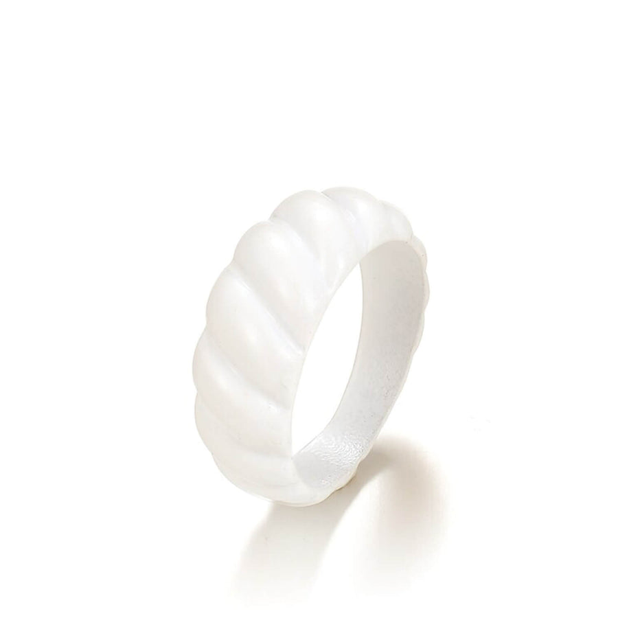 Schlichter weißer Ring namens Betty für einen minimalistischen und eleganten Schmuckstil