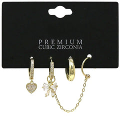 Mini-Hoop-Ohrring-Set mit Herz- und Schleifenanhängern aus 18K Gold und hochwertigen Cubic Zirkonia für einen eleganten Look.