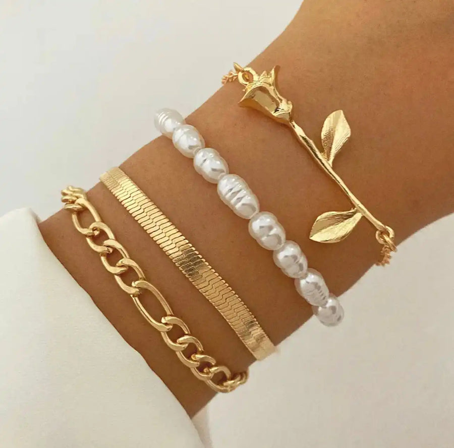 Vierteiliges Innocence Armband-Set aus 18K Roségold mit Perlen - Ein zartes und elegantes Schmuckset für einen unschuldigen Look.