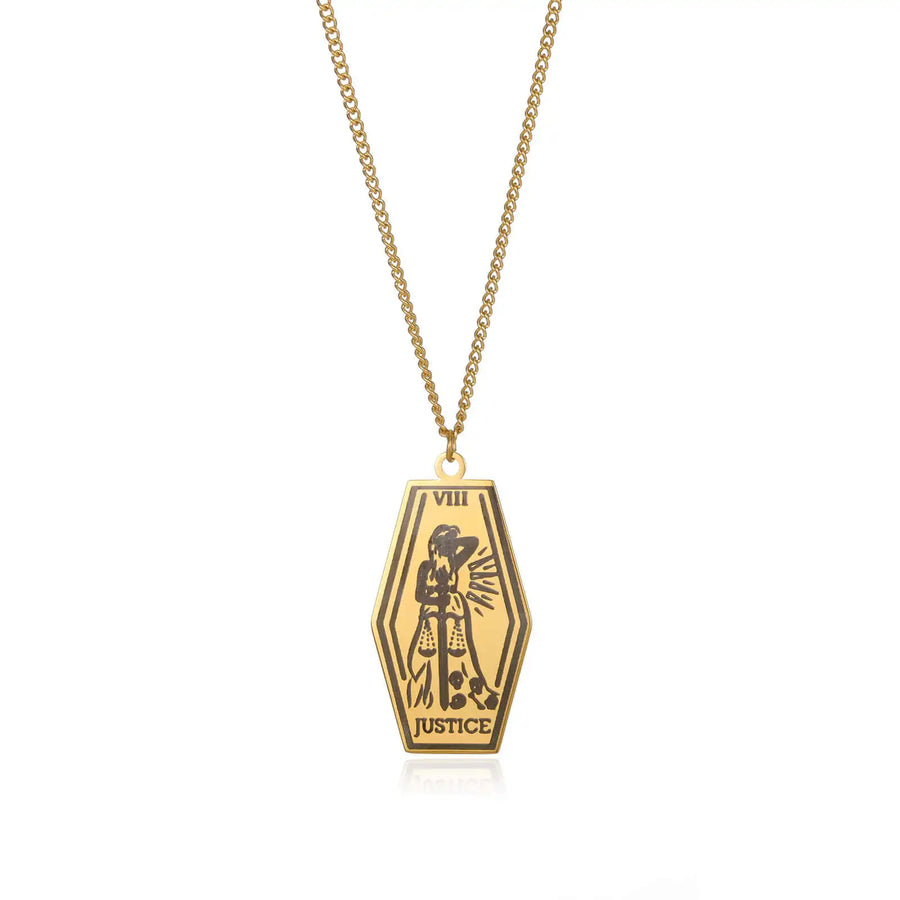 Justice Tarotkarten Halskette aus 18K Gold - Ein einzigartiges Schmuckstück, das Gerechtigkeit und Ausgeglichenheit symbolisiert.