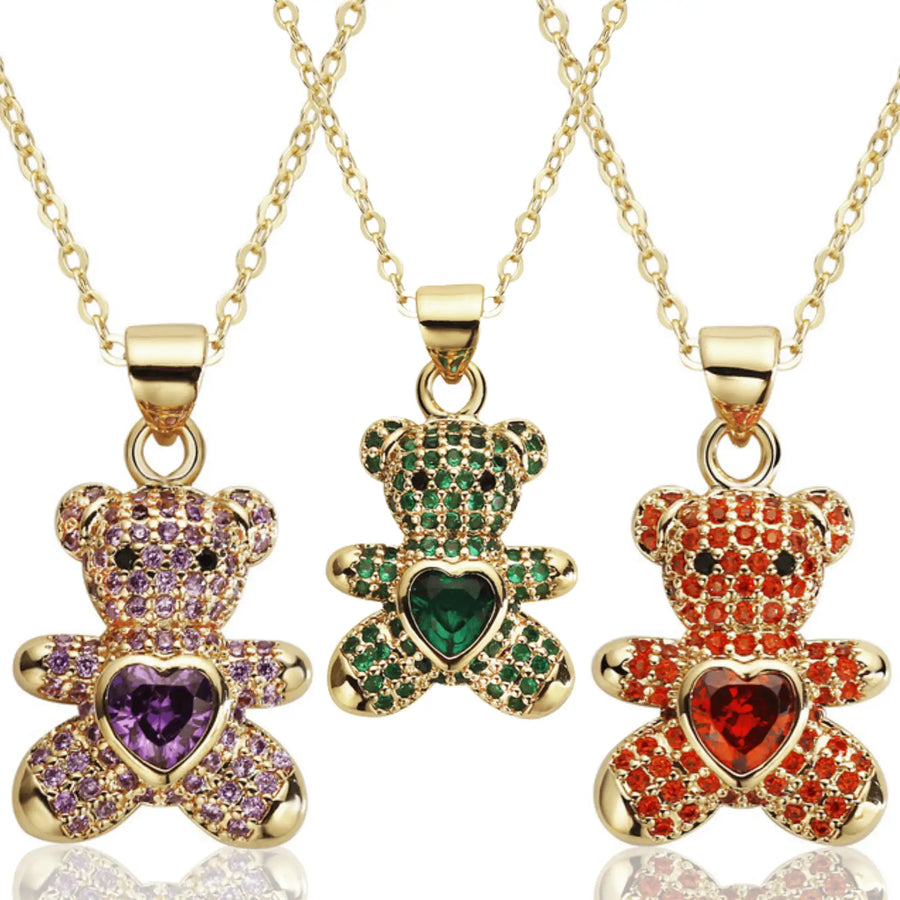 Love Bear Halskette mit verschiedenen lila, grün und roten Zirkonia in 18K Gold - Eine niedliche Halskette für einen liebenswerten Look.