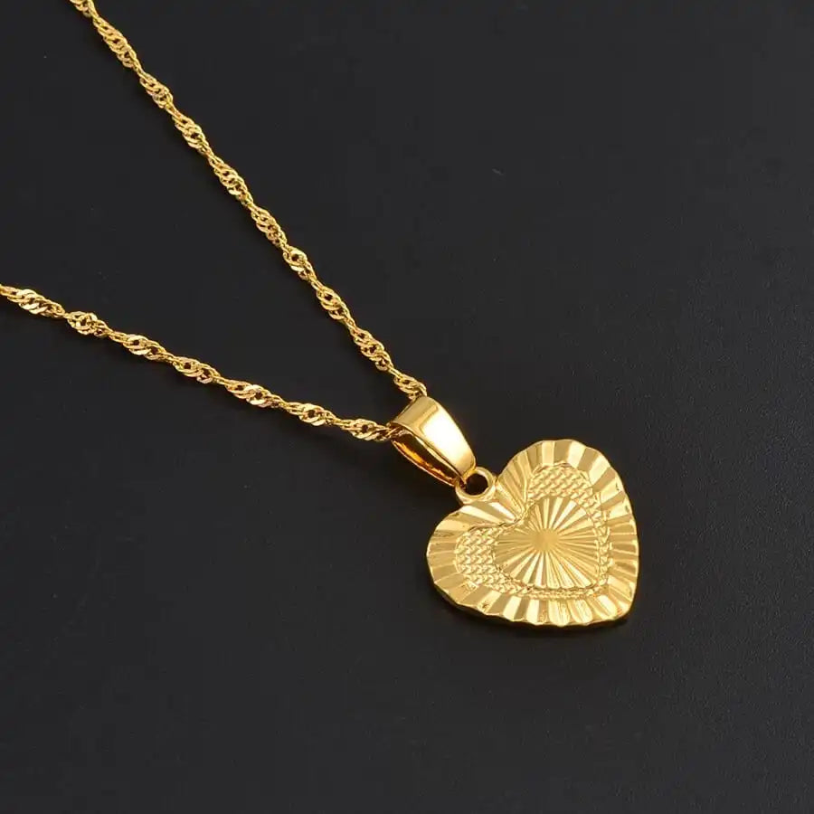 Love of My Life Halskette aus 18K Gold - Ein liebevolles Schmuckstück mit herzförmigem Anhänger für einen romantischen Look.