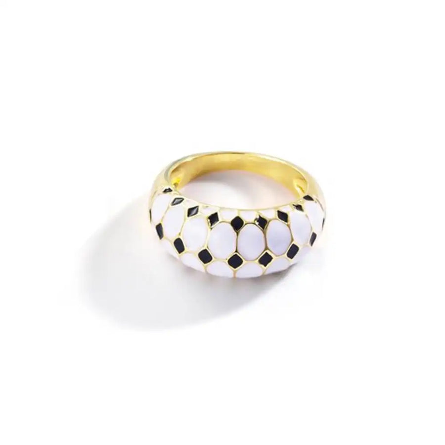 Lucy Ring in 18K Gold, Weiß und Schwarz - Ein eleganter Ring mit einer Kombination aus Farben für einen stilvollen Look.