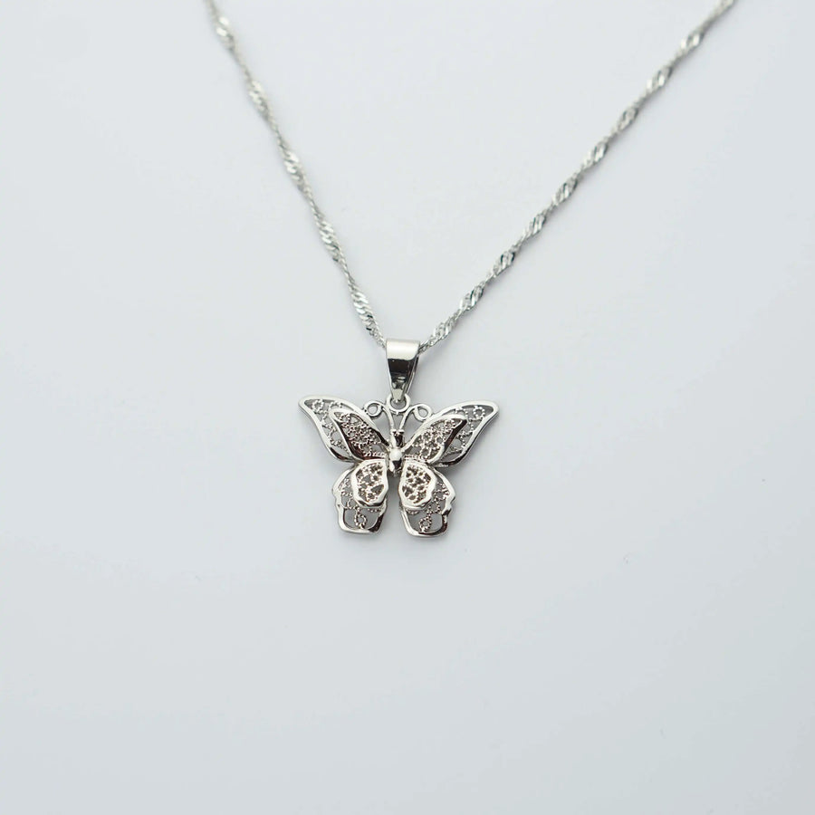 Mariposa Halskette aus Silber mit verziertem Schmetterling - Ein elegantes Schmuckstück für einen zauberhaften Look.
