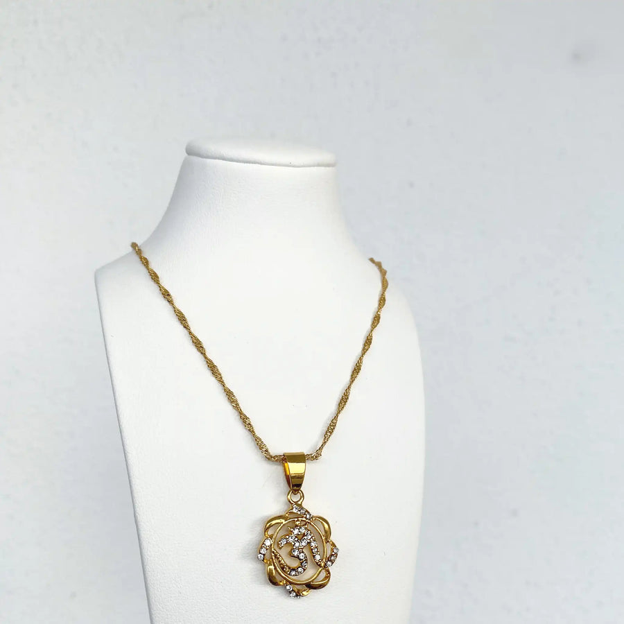 OM Halskette mit dem hinduistischen Symbol, verziert mit 18K Gold und Zirkonia - Ein spirituelles Schmuckstück mit tiefer Bedeutung.