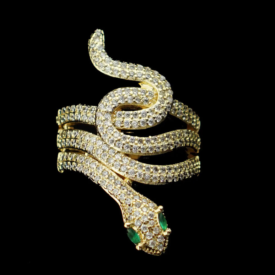 Serpent Statement Ring - 18K Goldring mit Zirkonia-Schlange und grünen Augen.