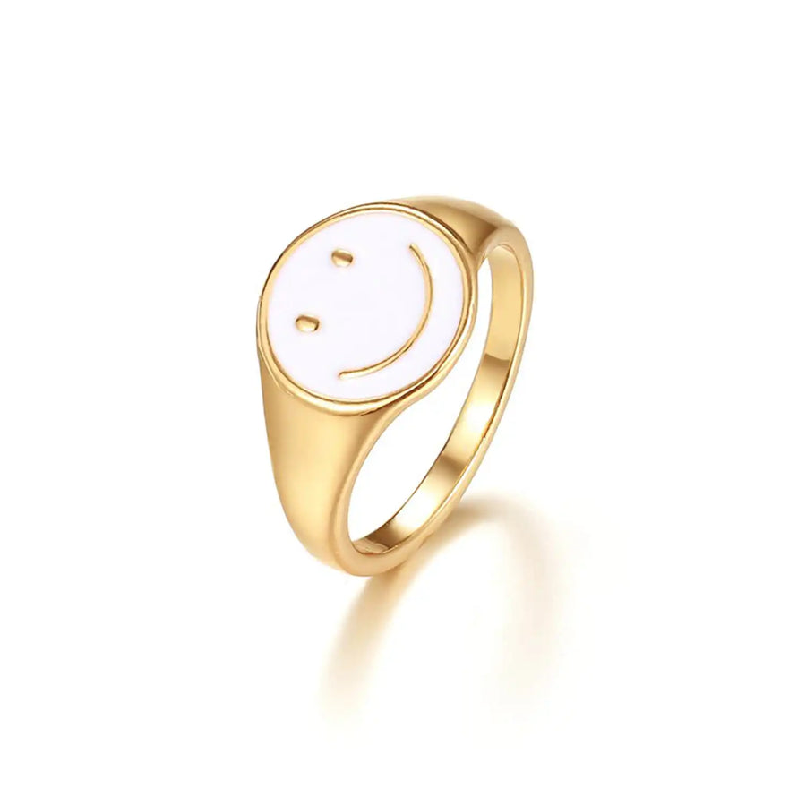 Smiley Fave Ring: Ein entzückender 18K Goldring mit einem niedlichen Smiley-Motiv. Perfekt, um Ihre Stimmung aufzuhellen und Ihrem Look einen verspielten Akzent zu verleihen. Eleganter und charmanter Schmuck.