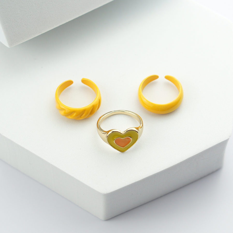 Joy Ring Set in Gelb mit Herzanhängern aus 18K Gold - Ein bezauberndes Schmuckset für pure Freude und Glückseligkeit.